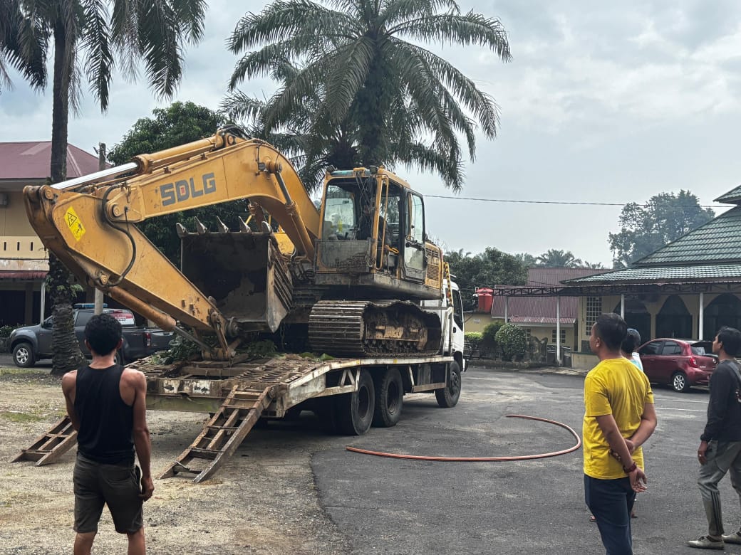 Satreskrim Polres Pasbar Grebek PETI, Satu Unit Excavator dan 8 orang di Ringkus ke Mapolres